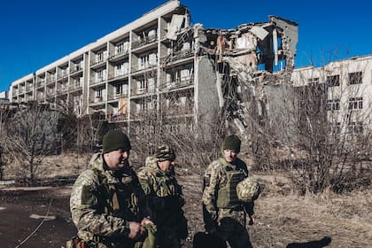 15/02/2022 Imagen de archivo de varios soldados tras un ataque en Ucrania. POLITICA Diego Herrera - Europa Press