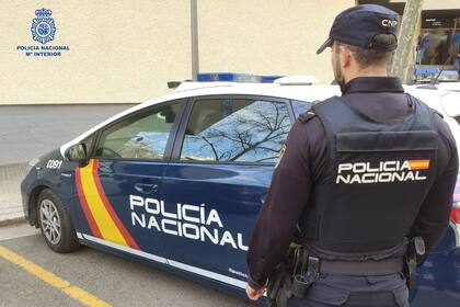 15/03/2022 Un agente de la Policía Nacional en Palma junto al coche policial. DEPORTES ISLAS BALEARES ESPAÑA EUROPA PALMA DE MALLORCA SOCIEDAD POLICÍA NACIONAL