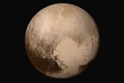 15/04/2024 Nuestras imágenes del Long Range Reconnaissance Imager (LORRI) de New Horizons de la NASA se combinaron con datos de color del instrumento Ralph para crear esta vista global de Plutón. POLITICA INVESTIGACIÓN Y TECNOLOGÍA NASA/JOHNS HOPKINS UNIVERSITY APPLIED PHYSICS LAB