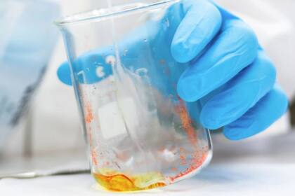 15/04/2024 Por primera vez, los científicos lograron crear láminas de oro con un espesor de solo un átomo. Por primera vez, los científicos han logrado crear láminas de oro con un espesor de sólo un átomo. El material ha sido denominado goldeno y puede convertirse en semiconductor. POLITICA INVESTIGACIÓN Y TECNOLOGÍA OLOV PLANTHABER