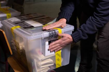 15/05/2021 Sellado de urnas de votos en Chile.  Chile ha finalizado este sábado su primera jornada de la denominada "mega elección" de alcaldes, concejales, gobernadores regionales y convencionales constituyentes, con un 20,5 por ciento de los chilenos llamados a las urnas.  POLITICA DIEGO MARTIN/AGENCIAUNO