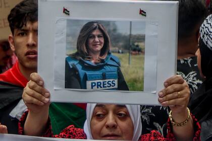 15/05/2022 Una mujer con la fotografía de la periodista palestino-estadounidense Shirín abu Aklé POLITICA Ricardo Rubio - Europa Press