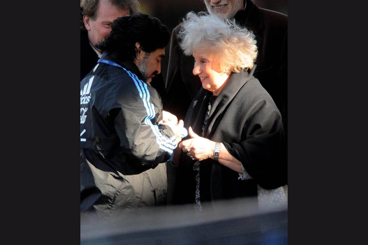 15/06/2010: la titular de Abuelas de Plaza de Mayo, Estela de Carlotto, visitó al plantel del seleccionado argentino en la ciudad de Pretoria en Sudáfrica