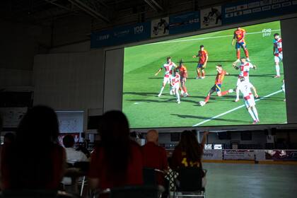 15/06/2024 Varias personas viendo en una pantalla grande el partido de la Eurocopa entre España y Croacia, en el Palacio de Hielo, a 15 de junio de 2024, en Madrid (España). La selección española de fútbol arranca su camino en la Eurocopa 2024 en el Olímpico de Berlín ante Croacia. La primera fase de España se completará con los partidos frente a Italia y Albania. DEPORTES Diego Radamés - Europa Press
