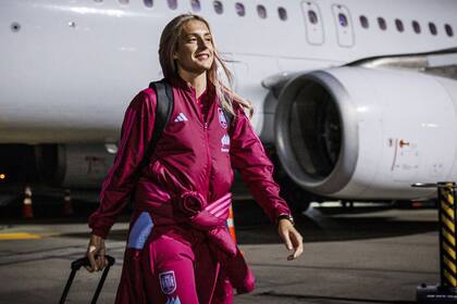 15/07/2023 Alexia Putellas durante el viaje de la selección española femenina a Palmerston North, campo base durante el Mundial. La selección española femenina de fútbol ha llegado este sábado a Palmerston North, ciudad neozelandesa donde establecerá su campo base durante gran parte del Mundial, que se celebra en Australia y Nueva Zelanda del 20 de julio al 20 de agosto. OCEANÍA DEPORTES NUEVA ZELANDA PABLO GARCÍA/RFEF
