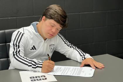 15/11/2023 Diego Arana Schlettwein, fotógrafo oficial del CD Badajoz.. Cubriendo la actualidad del CD Badajoz inspira a otras personas con síndrome de Down EUROPA ESPAÑA DEPORTES CD BADAJOZ