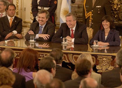 Alberto Fernández acompañó a Néstor Kirchner y a Felisa Miceli durante el anuncio del pago de la deuda al FMI, el 15 de diciembre de 2005