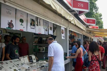 16-06-2019 Visitantes se acercan a las casetas de la Feria del Libro de Madrid. CULTURA Ricardo Rubio - Europa Press