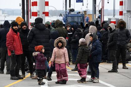 16-11-2021 Un grupo de niños en un campamento de refugiados en el paso fronterizo de Bruzgi-Kuznica Bialostocka, cerca de la frontera bielorrusa-polaca, a 15 de noviembre de 2021, en Bruzgi, (Bielorrusia). La tensión ha aumentado en la frontera entre Polonia y Bielorrusia, a medida que se han ido agolpando miles de personas que buscan seguir su avance hacia la Unión Europea, donde además de vivir con frío y a la intemperie, se está produciendo ataques y altercados. Lo ocurrido es un nuevo episodio de la tensión reinante ahora mismo en la frontera, fruto, según la Unión Europea, de una represalia de las autoridades bielorrusas contra las sanciones emitidas después de las elecciones del año pasado en el país, que Bruselas consideró como fraudulentas. Licencia editorial válida 3 MESES a partir de fecha de la imagen, posteriormente eliminarla de su archivo. Para usos no editoriales y fuera de licencia contactar con EUROPA PRESS. Editorial license valid for 3 MONTHS from the date of the image, then delete from your archive. For non-editorial and non-licensed use, please contact EUROPA PRESS. POLITICA Viktor Tolochko/Sputnik - Europa Press