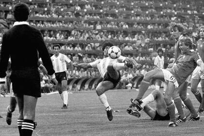 Un 18 de junio como este Diego Armando Maradona metió su primer gol y su primer doblete con la Selección en un Mundial, en la victoria 4-1 contra Hungría de la Copa del Mundo España 1982