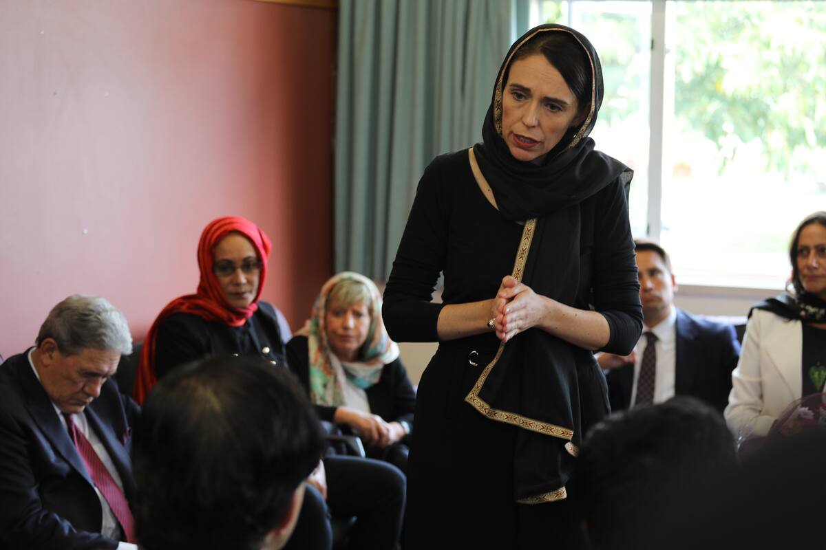16 March 2019, New Zealand, Christchurch: New Zealand Prime Minister Jacinda Ardern (C) meets with members of the Muslim community in the wake of the mass shooting at two Christchurch mosques, during which an Australian white supremacist shot and killed 49 people. Photo: -/Office of the Prime Minist