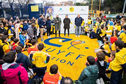 16/01/2024 Fútbol.- El exfutbolista Iker Casillas apadrina una pista de fútbol de la Fundación Cruyff en Móstoles. El exfutbolista Iker Casillas inauguró este martes una pista de fútbol de césped artificial en el Parque Finca Liana de la localidad madrileña de Móstoles, "un espacio libre, gratis y público" en el que los niños y niñas del municipio puedan "divertirse y pasar un buen rato". DEPORTES LA CAIXA