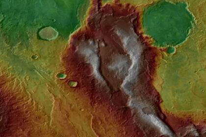 16/02/2024 Los datos topográficos se encuentran sobre datos de imágenes infrarrojas que muestran estructuras tectónicas complejas y depósitos volcánicos en la región de Eridania en Marte. Los colores cálidos son los de mayor elevación..  Un geólogo ha teorizado un vulcanismo en Marte significativamente más diverso de lo que se pensaba anteriormente, impulsado por una forma temprana de reciclaje de la corteza llamada tectónica vertical.  POLITICA INVESTIGACIÓN Y TECNOLOGÍA NASA/MARS ODYSSEY/HRSC.