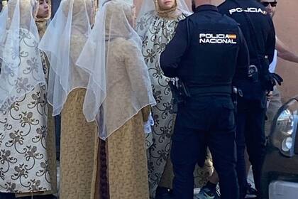 16/05/2022 Los agentes de la Policía Nacional identifican a seis personas por una 'performance' obscena con tintes religiosos ante la Catedral y una iglesia. POLITICA CASTILLA-LA MANCHA ESPAÑA EUROPA CUENCA AUTONOMÍAS