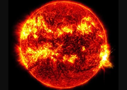 16/05/2024 La nave espacial SDO de la NASA capturó esta imagen de una erupción solar, como se ve en el destello brillante de la derecha, el 14 de mayo de 2024. POLITICA INVESTIGACIÓN Y TECNOLOGÍA NASA/SDO