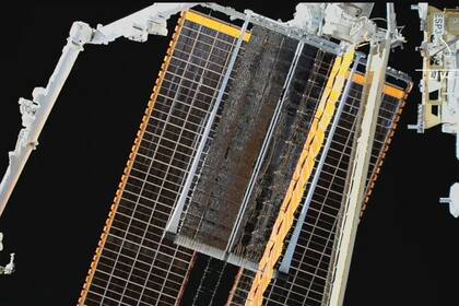 16/06/2023 Culmina el cambio parcial de paneles solares en la Estación Espacial.  Dos astronautas de la NASA desplegaron el sexto y último (por ahora) conjunto de paneles solares mejorados de la Estación Espacial Internacional, aumentando su suministro de energía.  POLITICA INVESTIGACIÓN Y TECNOLOGÍA NASA TV