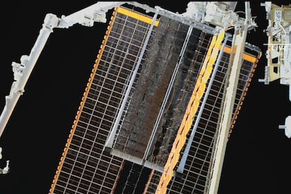 16/06/2023 Culmina el cambio parcial de paneles solares en la Estación Espacial. Dos astronautas de la NASA desplegaron el sexto y último (por ahora) conjunto de paneles solares mejorados de la Estación Espacial Internacional, aumentando su suministro de energía. POLITICA INVESTIGACIÓN Y TECNOLOGÍA NASA TV