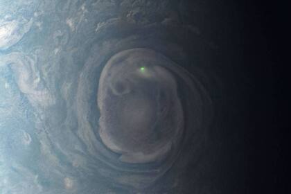 16/06/2023 Juno busca atrapar rayos en directo en Júpiter. En esta vista de un vórtice cerca del polo norte de Júpiter, la misión Juno de la NASA observó el resplandor de un rayo. POLITICA INVESTIGACIÓN Y TECNOLOGÍA NASA/JPL-CALTECH/SWRI/MSSS