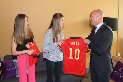 16/07/2022 La infanta Sofía recibe una camiseta tras presenciar un encuentro de la selección femenina de fútbol en Londres junto a la Princesa de Asturias POLITICA CASA DE S.M. EL REY