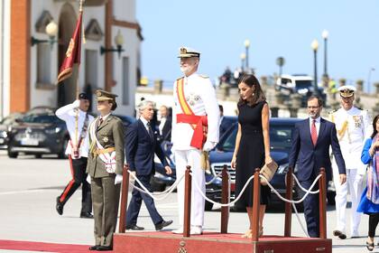 16/07/2024 (I-D) La princesa Leonor, y los Reyes Felipe VI y Letizia presiden el acto de entrega de Reales Despachos a los nuevos oficiales de la Armada, a 16 de julio de 2024, en Marín, Pontevedra, Galicia (España). El acto de entrega de Reales Despachos a los nuevos oficiales de la Armada coincide con la celebración de la festividad del Día del Carmen, patrona de la Armada española. Los nuevos oficiales de la Armada son los encargados de ejercer el mando de las unidades de la Fuerza y del Apoyo a la Fuerza de la Armada, ya sea a bordo de los buques o submarinos, de los cazas y helicópteros de la Flotilla de Aeronaves, como formando parte de las unidades de operaciones especiales de la Fuerza de Guerra Naval Especial. POLITICA Beatriz Ciscar - Europa Press