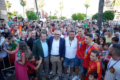 16/07/2024 Loa futbolistas Jesús Navas y Fabián Ruiz en las fotos de familia durante la recepción en el ayuntamiento de Los Palacios. La localidad de Los Palacios y Villafranca (Sevilla) ha celebrado este martes un acto de homenaje a los futbolistas Jesús Navas y Fabián Ruiz, nacidos en la localidad e integrantes de la Selección Española de Fútbol, tras lograr la Eurocopa, al vencer al combinado inglés (2-1) en la final celebrada el pasado domingo en Berlín. POLITICA JOAQUIN CORCHERO / EUROPA PRESS