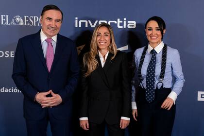 16/10/2023 El director de El Español Pedro J. Ramírez, la jugadora del Real Madrid Olga Carmona y Cruz Sánchez de Lara, durante la entrega de premios Los Leones de EL ESPAÑOL 2023, en su VIII aniversario, en el NH Collection Real Casino de Madrid, a 16 de octubre de 2023, en Madrid (España). La jugadora del Real Madrid y la Selección Española de Fútbol, con la que ha ganado el Mundial 2023, Olga Carmona, ha recibido el Premio del Deporte de Los Leones de EL ESPAÑOL 2023 en el octavo aniversario del periódico. DEPORTES Europa Press