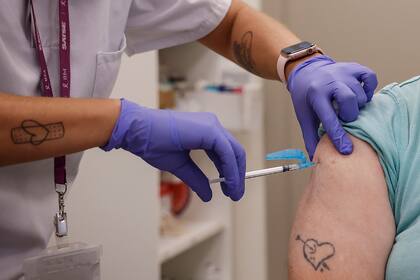 16/10/2023 Una mujer se vacuna durante el inicio de la campaña de vacunación frente a la gripe y la Covid-19, en el centro de salud Alfahuir, a 16 de octubre de 2023, en Valencia, Comunidad Valenciana (España). Hoy se ha realizado el inicio de la campaña de vacunación contra la gripe y la Covid-19. La vacuna está destinada a personas mayores de 60 años, y por primera vez, se introduce la vacunación sistemática para todos los niños de entre 6 y 59 meses de edad con una única dosis inyectable. SALUD Rober Solsona - Europa Press