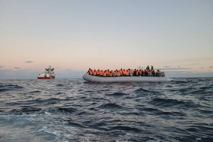 16/12/2021 Italia.- El 'Ocean Viking' desembarca a casi 400 migrantes en Italia.  El barco de rescate 'Ocean Viking', de la ONG SOS Meditérranée, ha desembarcado este lunes a 387 mujeres, niños y hombres tras recibir permiso para atracar en el puerto napolitano de Salerno, en Italia, según ha hecho saber la organización.  POLITICA INTERNACIONAL TWITTER/@SOSMEDINTL