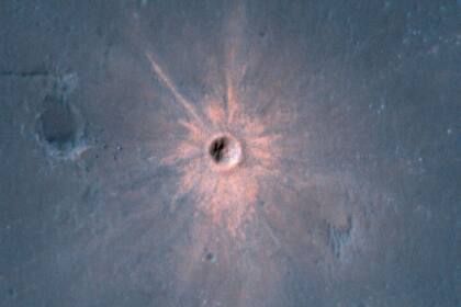 17-05-2021 Cráter de impacto reciente en Marte.  El orbitador MRO (Mars Reconaissance Orbiter) de la NASA en Marte ha fotografiado, desde 261 kilómetros de altura, un reciente cráter de impacto brillante en la superficie del Planeta Rojo.  POLITICA INVESTIGACIÓN Y TECNOLOGÍA NASA/JPL/UARIZONA