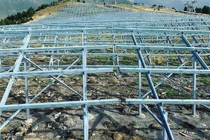 17-11-2021 Las estructuras construidas para soportar las placas fotovoltaicas en el Planell de la Tosa. POLITICA NORD ANDORRÀ