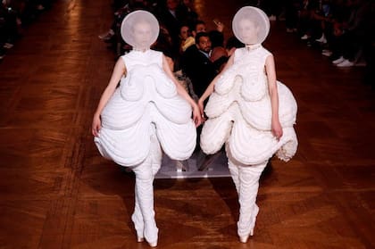 Modelos muestran ropa femenina de Thom Browne durante la Semana de la Moda de París en octubre. Recientemente Francia aprobó leyes que prohíben que trabajen como modelos las mujeres demasiado delgadas