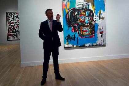 Un funcionario de Sotheby habla sobre la obra “Unti tled”, del artista estadounidense Jean-Michael Basquiat, que finalmente se vendió por la increíble cifra de 110,5 millones de dólares en mayo