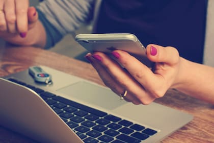 Según la medida que proponía el Banco Central, las personas iban a tener que entrar a su homebanking y vincular su cuenta de Mercado Pago a la cuenta bancaria para poder hacer transferencias inmediatas de dinero