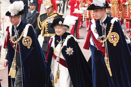 17 de junio de 2013. Pasado, presente y futuro de la monarquía británica. El entonces príncipe Carlos, la reina Isabel II y el príncipe William concurren al servicio religioso por la Orden de la Jarretera en la capilla de St. George, en Windsor.