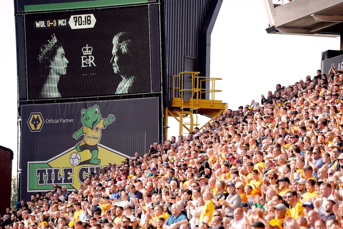 17 September 2022, United Kingdom, Wolverhampton: Wolverhampton Wanderers fans take part in an applause for Queen Elizabeth II in the 70th minute during the English Premier League soccer match between Wolverhampton Wanderers and Manchester City at Molineux Stadium. Photo: Nick Potts/PA Wire/dpa