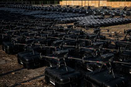 1.700 drones se ven antes de enviarse al frente para utilizarse contra fuerzas rusas en Kiev, Ucrania, el martes 25 de julio de 2023. (AP Foto/Libkos)