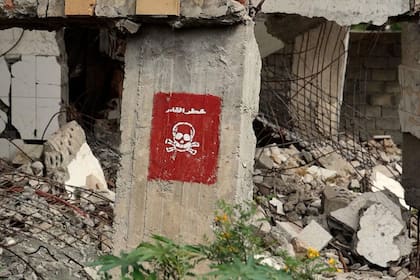 17/01/2023 Cartel de "Peligro minas" en un colegio destruido por bombardeos de Taiz, Yemen.  Save The Children ha informado de que en 2022 cada dos días un niño o niña murió o resultó herido por minas terrestres u otros artefactos explosivos en Yemen, la tasa más alta de los últimos cinco años y ocho veces superior a 2018.  SOCIEDAD SAVE THE CHILDREN / AL-BARAA MANSOOR