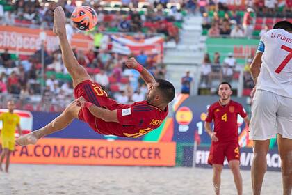 17/02/2024 Antonio Mayor, durante un partido de la selección española en el Mundial de fútbol playa.. La selección española de fútbol playa perdió este sábado por 3-5 ante la de Tahití en su segunda cita del Campeonato del Mundo masculino, que se está disputando en Dubái (Emiratos Árabes Unidos), y quedó eliminada del torneo tras la posterior victoria de Irán frente a Argentina (3-6). EUROPA ESPAÑA DEPORTES FIFA