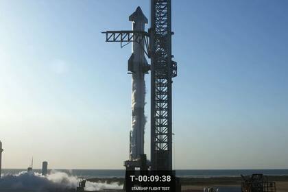 17/04/2023 Starship y cohete Super Heavy minutos antes del lanzamiento frustrado del 17 de abril POLITICA INVESTIGACIÓN Y TECNOLOGÍA SPACE X