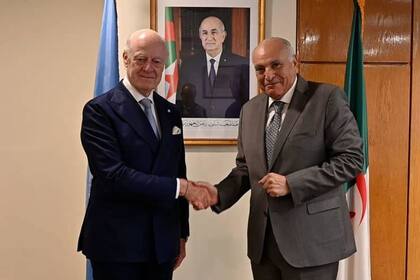 17/04/2024 El enviado especial de la ONU para el Sáhara Occidental, Staffan de Mistura, y el ministro de Exteriores de Argelia, Ahmed Attaf. El enviado de la ONU para el Sáhara Occidental, Staffan de Mistura, se ha reunido con el ministro de Exteriores de Argelia, Ahmed Attaf, en el marco de la ronda de contactos emprendida en las últimas semanas y que precede a la presentación de un nuevo informe sobre la situación de la antigua colonia española. POLITICA MAGREB AFRICA INTERNACIONAL ARGELIA MINISTERIO DE EXTERIORES DE ARGELIA