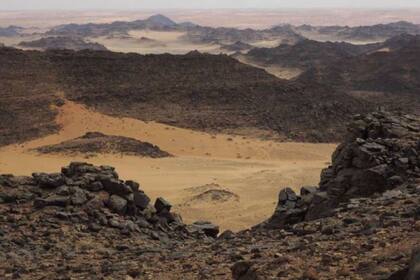 17/05/2023 Planos de 8.000 años indican misteriosas megaestructuras en el desierto. Los planos a escala más antiguos de megaestructuras construidas por el ser humano, datados entre 7.000 y 8.000 años, representan vastas estructuras para atrapar animales en el desierto de Arabia. POLITICA INVESTIGACIÓN Y TECNOLOGÍA OLIVIER BARGE, CNRS