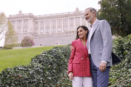 17/05/2024 Los Reyes, Don Felipe y Doña Letizia, posan en los alrededores del Palacio Real, Madrid (España). El 22 de mayo de 2004, en la catedral de la Almudena, el entonces príncipe Felipe de Borbón y Letizia Ortiz se dieron el "sí, quiero" congregando a más de 1.200 invitados y a las principales Casas Reales de toda Europa. A punto de cumplirse el vigésimo aniversario del enlace matrimonial de los reyes de España, Casa Real ha compartido unas fotos realizadas en los Jardines Campo del Moro y de Sabatini. POLITICA Casa de S.M. el Rey