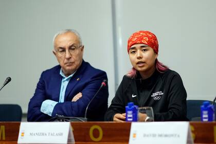 17/06/2024 La 'B-Girl' afgana Manizha Talash, que disputará los Juegos Olímpicos de París, junto al presidente del COE, Alejandro Blanco, en rueda de prensa en la sede del COE en Madrid. ESPAÑA EUROPA MADRID DEPORTES NACHO CASARES/COE