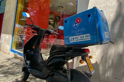 17/07/2020 Una moto de Domino's Pizza aparcada al lado de un establecimiento de la franquicia en Madrid ECONOMIA Eduardo Parra - Europa Press