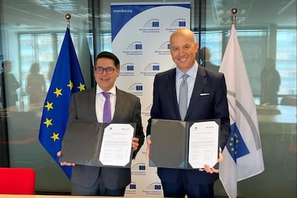 17/07/2023 El vicepresidente del BEI, Ricardo Mourinho Félix, y el responsable regional de América del Sur de Banco Santander, Carlos Rey de Vicente, durante la firma del acuerdo por el que se concede 300 millones a Santander para inversiones en energía solar. ECONOMIA BEI