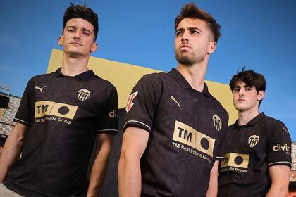 17/07/2024 Fútbol.- El Valencia homenajea la historia e identidad de la ciudad en su segunda equipación. El Valencia y Puma han anunciado este miércoles el lanzamiento de la nueva equipación visitante 2024-25, que rinde homenaje a la historia y la identidad de la ciudad de Valencia con unos elementos inspirados en la filigrana de la bandera de la Senyera. DEPORTES PUMA/VALENCIA CF