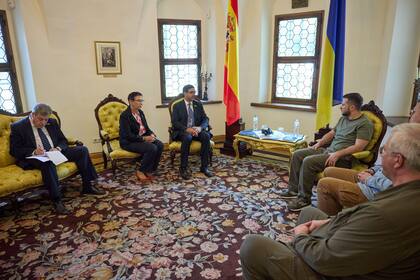 17/08/2022 El presidente de Ucrania, Volodimir Zelenski, recibe al embajador de España, Ricardo López-Aranda POLITICA EUROPA INTERNACIONAL UCRANIA PRESIDENCIA DE UCRANIA