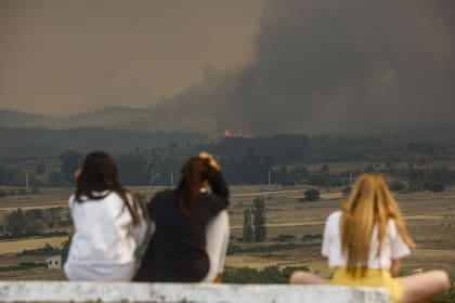 17/08/2022 Varias personas observan las llamas y el humo del incendio en Bejís desde el municipio de El Toro, a 17 de agosto de 2022, en Castellón, Comunidad Valenciana (España). El incendio ha calcinado ya en torno a 4.000 hectáreas en un perímetro de 50 kilómetros y ha comenzado a afectar a otro término municipal de la provincia de Valencia. Según señala el president de la Generalitat Valenciana, entre los dos fuegos que hay ahora activos en la región, ya se han desalojado a 2.000 personas y en torno a 100 personas han pernoctado en albergues. En estos momentos, el incendio empeora y preocupa por su alta velocidad de propagación. POLITICA Rober Solsona - Europa Press