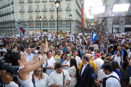 17/08/2024 Decenas de personas durante una nueva protesta contra el Gobierno venezolano de Nicolás Maduro, en la Puerta del Sol, a 17 de agosto de 2024, en Madrid (España). La oposición venezolana ha convocado una nueva ola de movilizaciones: ‘La Gran Protesta Mundial por la Verdad de Venezuela’, para exigir que se respeten los resultados de las elecciones del 28 de julio, en las que, según el Comando ConVzla, “Maduro fue derrotado”. SOCIEDAD Jesús Hellín - Europa Press
