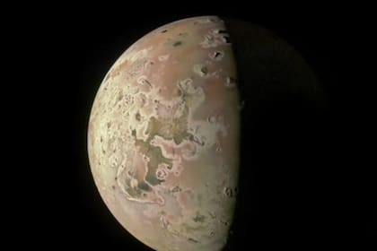 17/10/2023 La mejor imagen de la luna Io desde los días del orbitador Galileo. La misión Juno de la NASA obtuvo esta imagen de la luna joviana Io durante el sobrevuelo programado del planeta Júpiter el pasado 15 de octubre. POLITICA INVESTIGACIÓN Y TECNOLOGÍA TED STRYK/SWRI